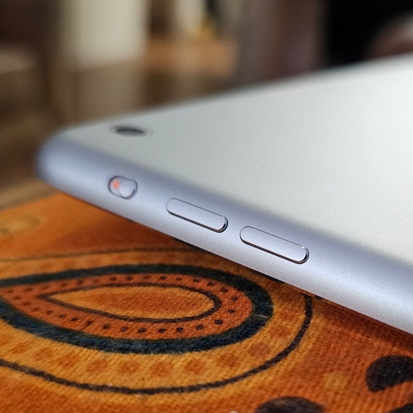 iPad Air (WiFi) 64GB 9.7” Excellent Cond, Tested, Apple Smart Cover incl. - Picture 5 of 14